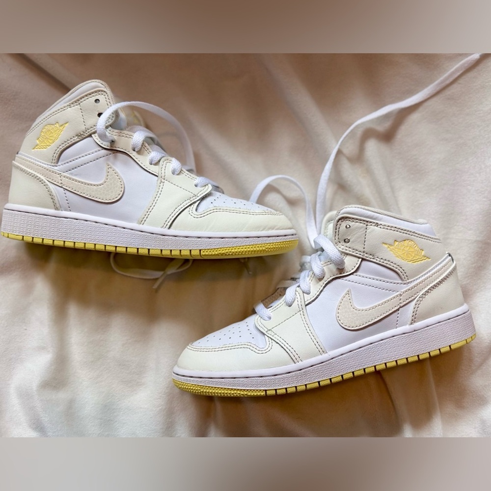 Nike Air Jordan 1 Mid - Big Kids size 3.5Y